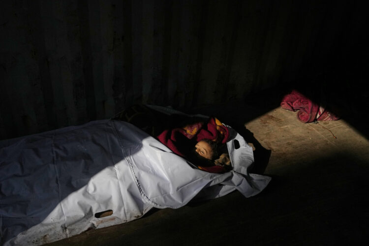 US envoys visit Israel to bolster truce, and Gaza militants hand over a hostage's remains